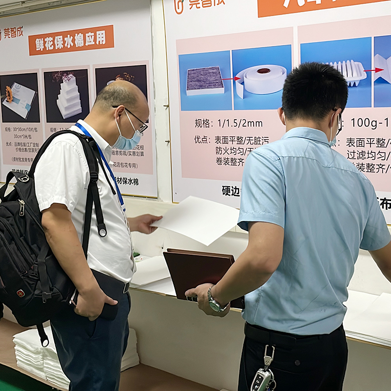 功夫不负有心人，这句话，小编想送给刚拿下120吨口罩针刺棉订单的东莞智成纤维业务符经理。每一场合作的背后，都不是一件容易的事，能成功合作，或是客户觉得合作方品牌可靠，亦或是相关人员服务周到。 6月17日，东莞智成纤维业务符经理终于获得深圳钟先生的认可?；匾淦鹩肷钲谥酉壬跫?，是两天前的6月15日，这次登门拜访，是深圳钟先生上门考察东莞智成纤维。此次考察智成，获得了深圳钟先生的极大认可，从钟先生口中得知，钟先生此前对比了很多厂家，但只有东莞智成纤维的环境卫生能达到他的标准，这也是智成人平时做好7s管理的体现。 6月15日当天下午东莞智成纤维业务吴总监到深圳和钟先生协商价格、合作等问题。晚上11点，智成纤维业务符经理不辞辛劳，把刚打好的样品送到深圳，让钟先生试样。 第三、第四次，是6月16日，符经理带上张技术上门进行技术指导。前前后后两天时间，终得深圳钟先生一句：合同马上签给你。 前有刘备三顾茅庐，后有智成符经理4次登门拜访，两者终得尽善尽美。东莞智成纤维的每一位销售人员，秉承着用心、不懈怠任何一位客户的工作态度，为客户服务着。