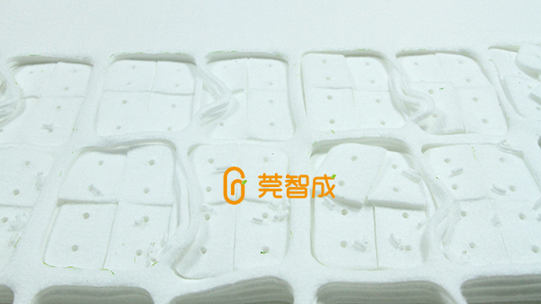 高清洁+去污，使用玻璃擦清洁棉