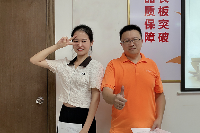 主持人邹世晓、黄晓程